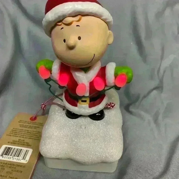 Hallmark 2015 Peanuts Gang Christmas Music and Light Show featuring Linus NWT - Picture 9 of 16